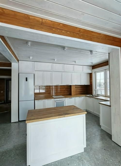 Интерьер, который строится не вокруг трендов, а вокруг ощущения дома. 

