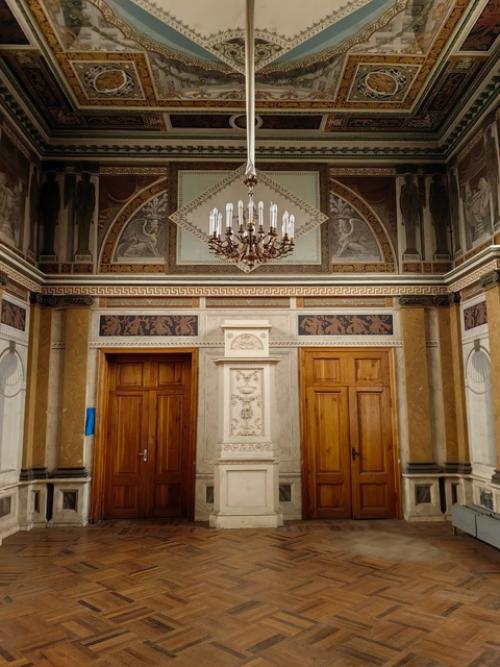 Я бы написала, конечно: мистическая жерновка встретила нас таинственной темнотой и прохладой. 01