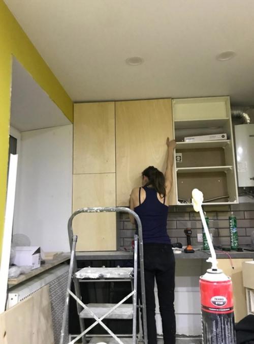 Кухня, полностью собранная девушкой. 07