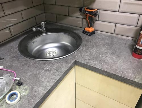 Кухня, полностью собранная девушкой. 02