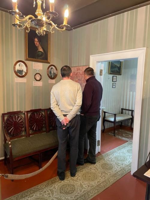 Экспозиция размещается в цокольном (подклете) и первом (жилом) этажах дома - музея. 08