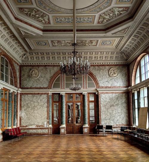 Я бы написала, конечно: мистическая жерновка встретила нас таинственной темнотой и прохладой. 06