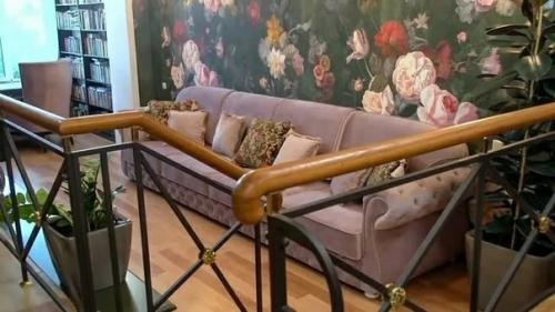 Интерьер особняка Ларисы Гузеевой в Куркино чем-то напоминает её наряды в передаче давай поженимся! 04