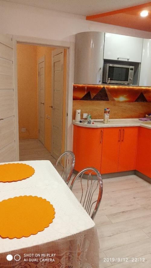 Что-то кухни у всех белые да серые) а я люблю, чтоб поярче. 03