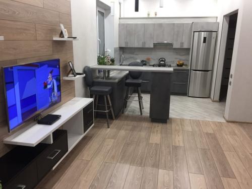 Осталось купить диван, мы вот думаем над формой и цветом. 01