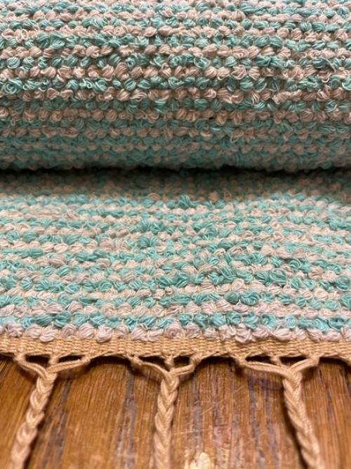 Станок поремонтировали, челноки пошлифовали и ткачество пошло. 04