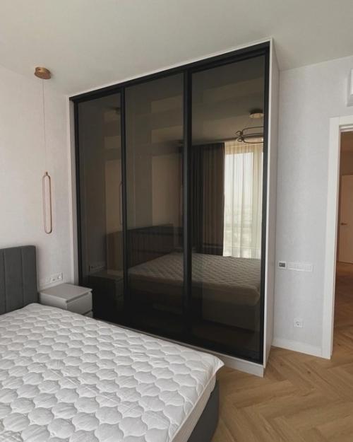 Стекла и зеркала давно вошли в наш интерьер, они создают легкость и визуально расширяют пространство. 05