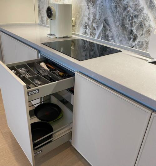 Красивый, изысканный интерьер кухни в современном стиле. 05