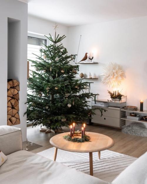 Прекрасный насыщенно - зеленый цвет в стильном рождественском интерьере. 04