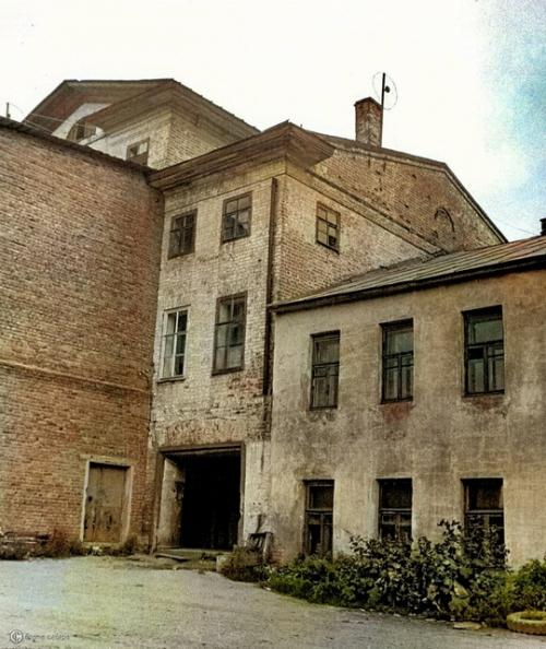 Из числа каменных зданий лучшие дома присутственных мест и купца. 03