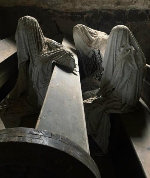 Один из самых жутких и завораживающих скульптурных перформансов современности - работа Якуба хадравы. 

