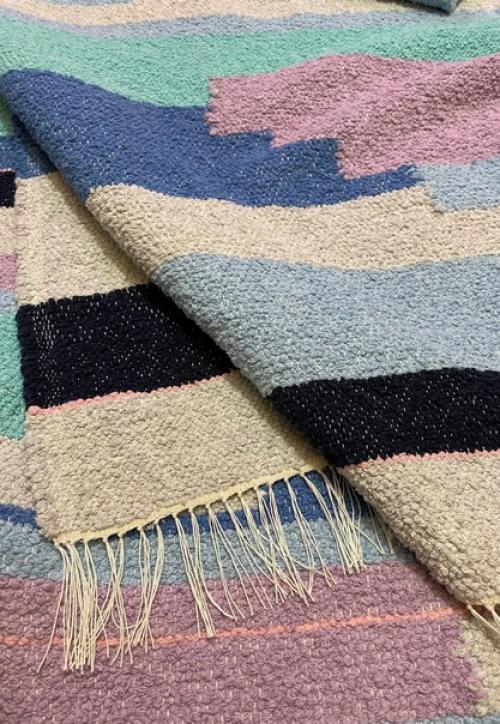 Станок поремонтировали, челноки пошлифовали и ткачество пошло. 02