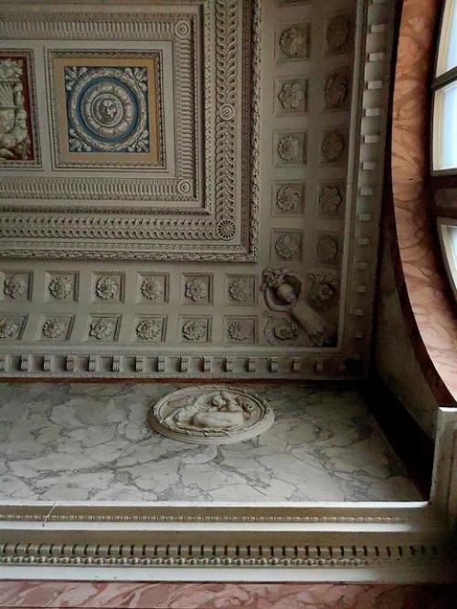 Я бы написала, конечно: мистическая жерновка встретила нас таинственной темнотой и прохладой. 07