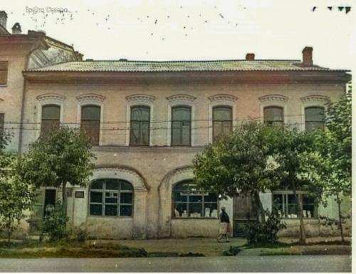 Из числа каменных зданий лучшие дома присутственных мест и купца. 04