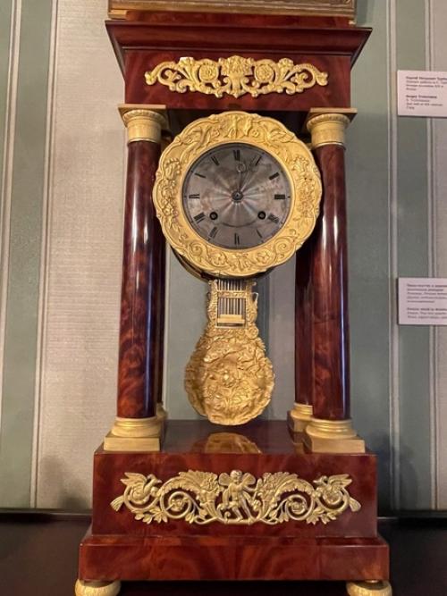 Экспозиция размещается в цокольном (подклете) и первом (жилом) этажах дома - музея. 09