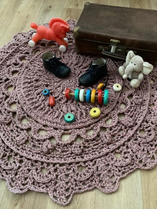 Коврик в современном интерьере может стать той сказочной Изюминкой комнаты, сделав ее уютнее. 01