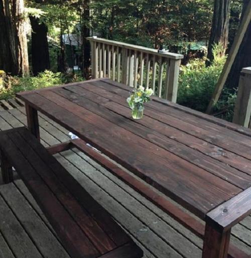 Кажется, в этой избушке живет ветхая старушка. 01