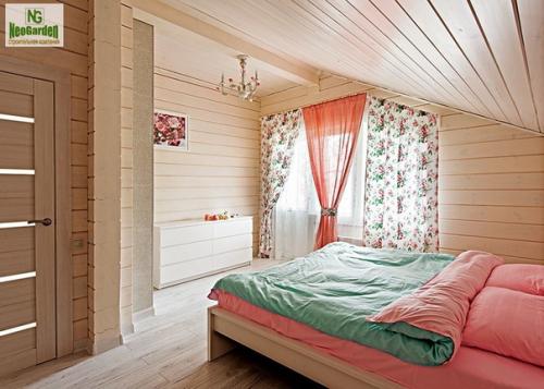 Интерьер загородного дома в спокойных тонах с яркими акцентами. 07