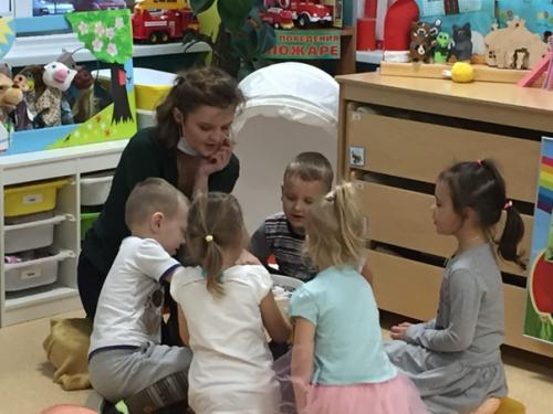 Педагоги детского сада номер 93 регулярно повышают своё педагогическое мастерство и с удовольствием делятся с коллегами учреждения своим опытом. 02