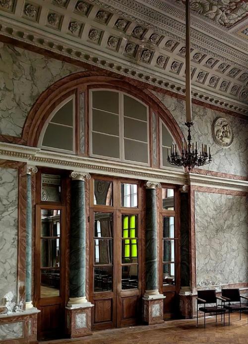 Я бы написала, конечно: мистическая жерновка встретила нас таинственной темнотой и прохладой. 08