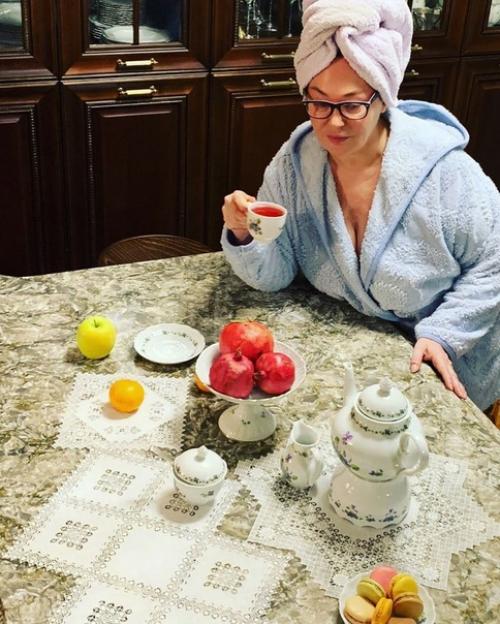 Интерьер особняка Ларисы Гузеевой в Куркино чем-то напоминает её наряды в передаче давай поженимся! 06