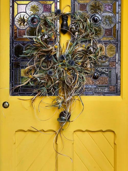 Венки и гирлянды - вечная новогодняя классика, но даже в привычных элементах всегда есть место фантазии. 02