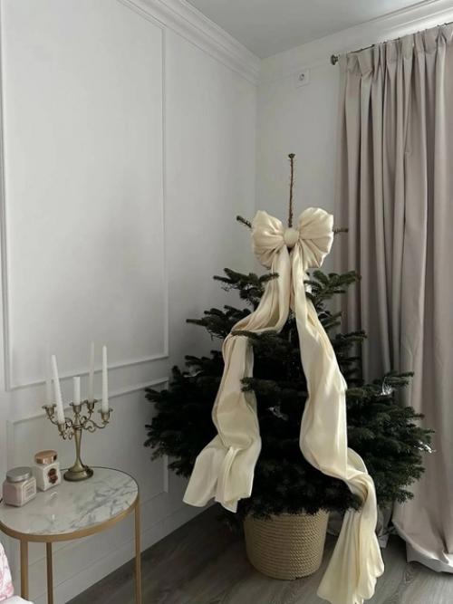 Один из самых ярких и вдохновляющих трендов уходящего года - это огромные банты!