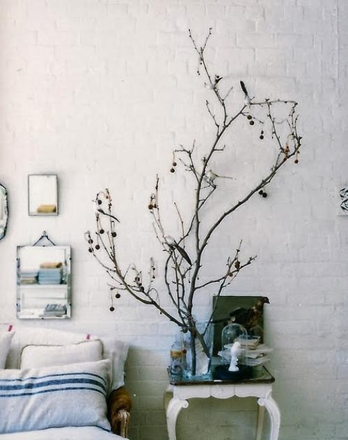 Ветки деревьев - простой и оригинальный материал для украшения дома. 06