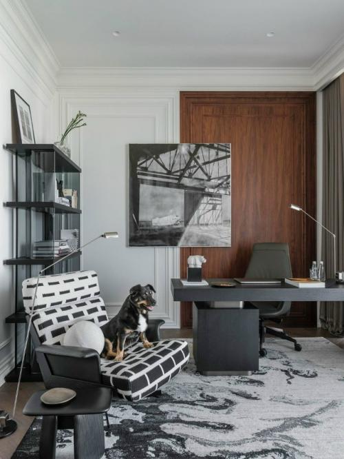 В этом загородном доме дизайнер создал два пространства - уютный кабинет и функциональную террасу. 07