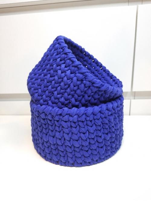 Вязаные корзины способны не только украсить интерьер, но и сделать его крайне практичным и функциональным. 01