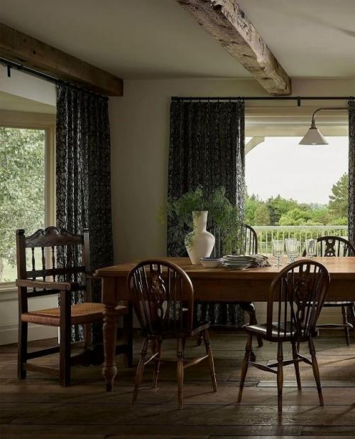 Полностью отреставрированный загородный дом 1980-х годов превратился в удивительное пространство, где прошлое и настоящее живут в гармонии. 04