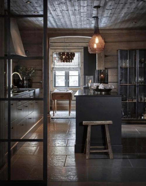 Атмосферные темные интерьеры горного шале в Норвегии. 07