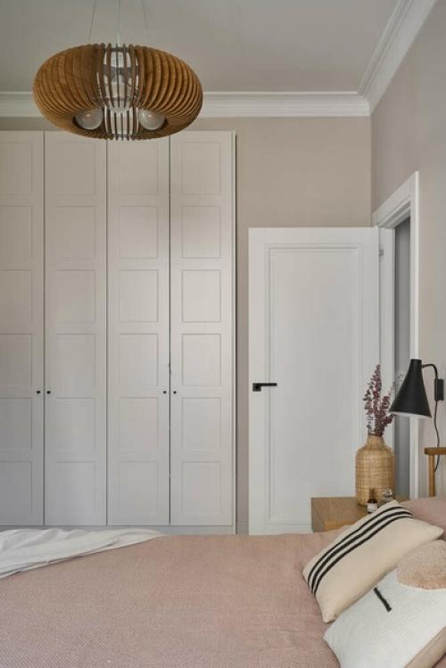 Островок гармонии с французским балконом: интерьер спальни в московской квартире. 03