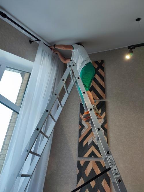 Монтаж штор на скошенные окна. 04