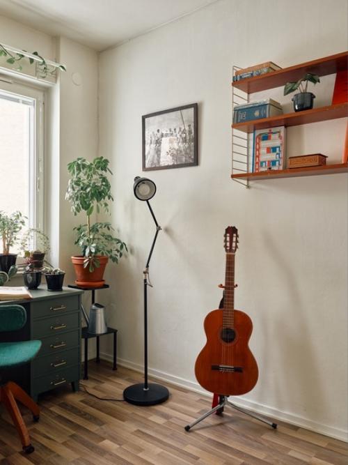 Скандинавская ретро - атмосфера в квартире с оригинальной кухней приятного мятного оттенка и прекрасными зимними пейзажами за окном. 05