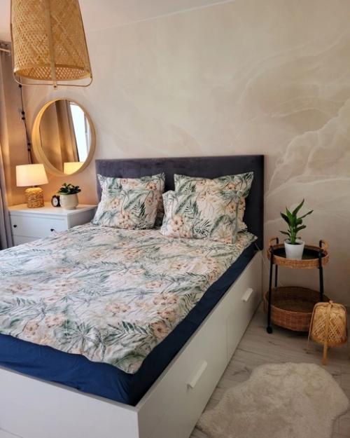 Белые стены и светло-серый пол стали отличной основой для интерьера этого дома. 08