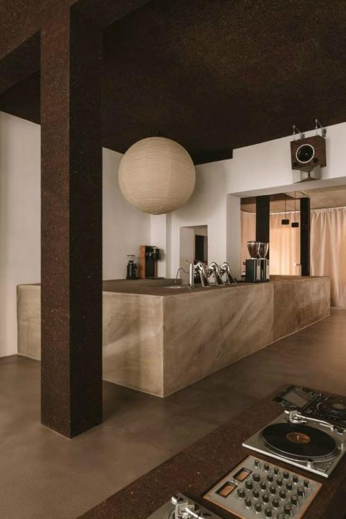 Listening - бар Trader Hifi в Гамбурге - пространство для музыки и тишины.

