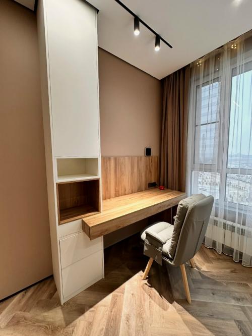 Рабочая зона на заказ - когда продуктивность начинается с правильной мебели.

