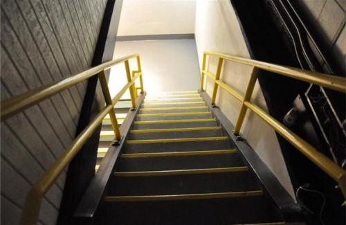 Частный бункер.  Похоже, апокалиптические настроения всерьез бытуют среди американцев. 01