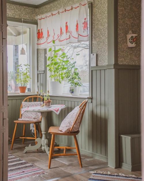 Добро пожаловать в деревенский дом Эммы 1938 года постройки с красивыми винтажными обоями, приятным текстилем и деревянной мебелью. 08