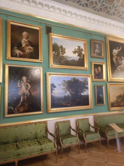 Большинство картин из коллекции семьи Строгановых, к сожалению, разворованы и уничтожены коммунстами. 07