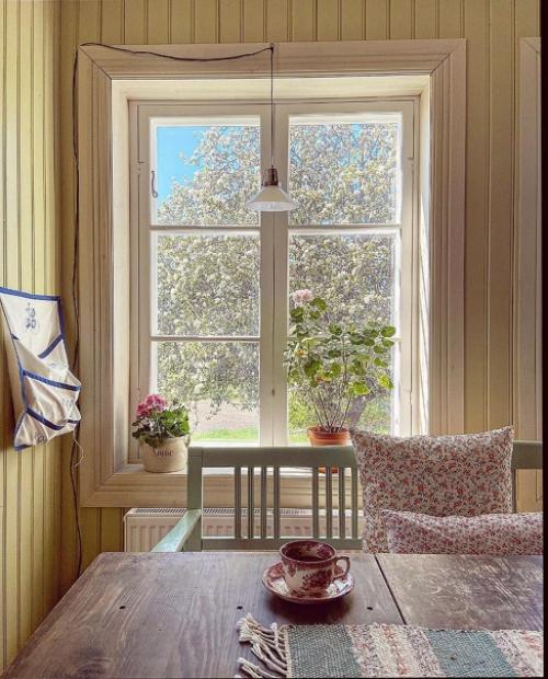 Добро пожаловать в деревенский дом Эммы 1938 года постройки с красивыми винтажными обоями, приятным текстилем и деревянной мебелью. 02