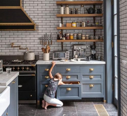 Открытые полки в скандинавском стиле - один из главных трендов. 02