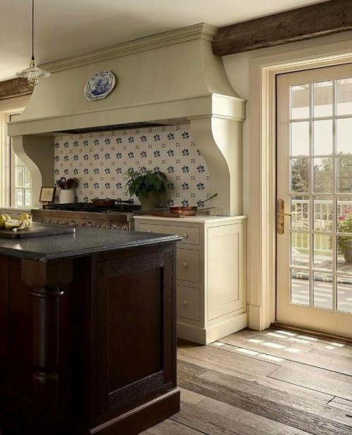 Полностью отреставрированный загородный дом 1980-х годов превратился в удивительное пространство, где прошлое и настоящее живут в гармонии. 02