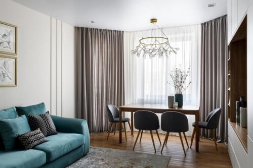 Светлая трешка с мятно - голубой кухней в нише. 05