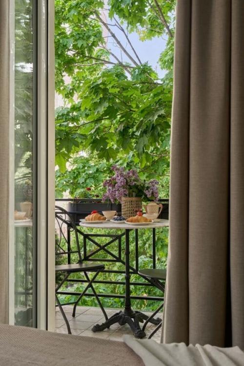 Островок гармонии с французским балконом: интерьер спальни в московской квартире. 04