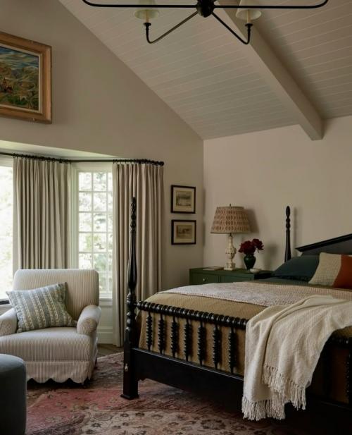 Полностью отреставрированный загородный дом 1980-х годов превратился в удивительное пространство, где прошлое и настоящее живут в гармонии. 03