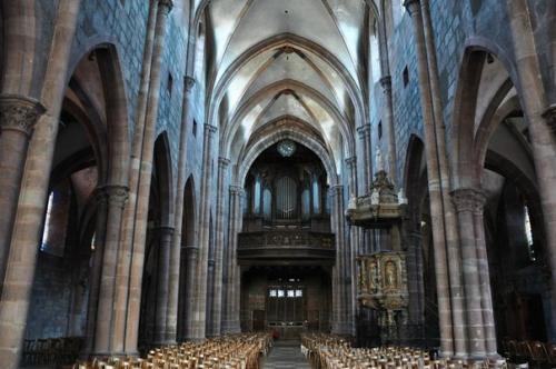 Готическая церковь Св.  Георгия на месте дворцовой часовни построена Св. 04