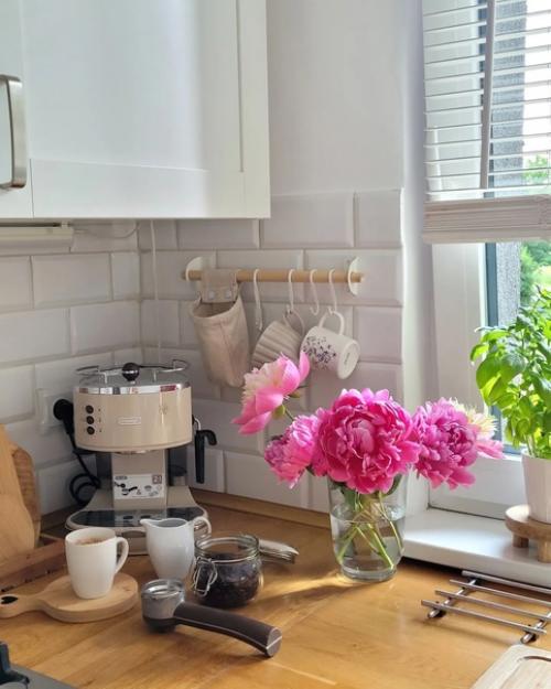 Белые стены и светло-серый пол стали отличной основой для интерьера этого дома. 04