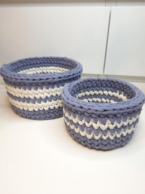 Вязаные корзины способны не только украсить интерьер, но и сделать его крайне практичным и функциональным. 02